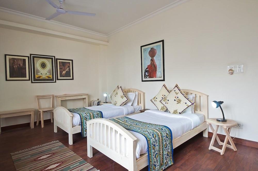 Colonel'S Retreat At The Airport Bed and Breakfast New Delhi Exteriör bild