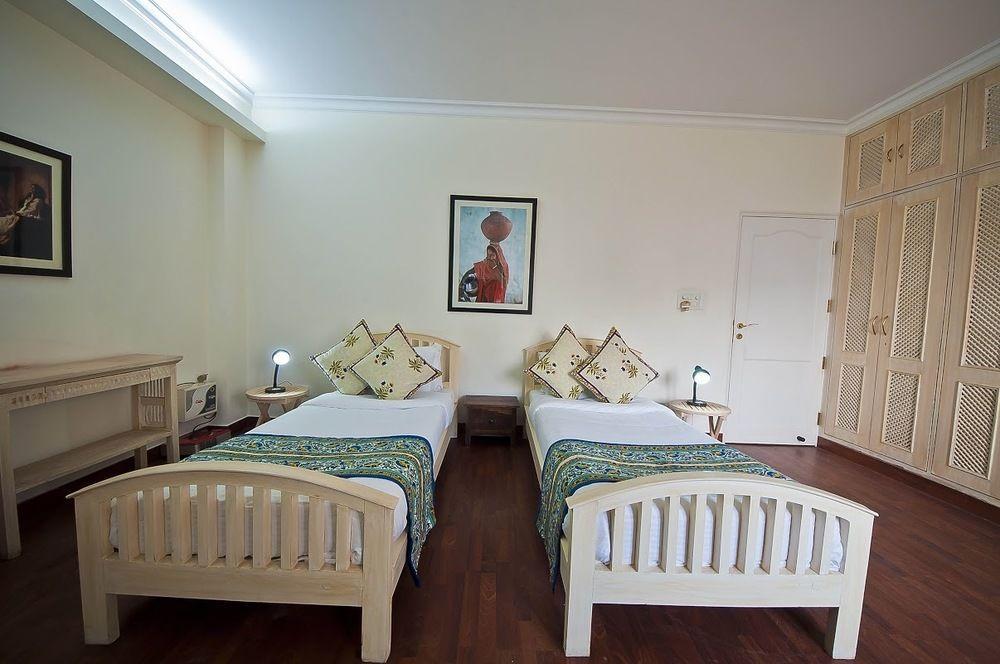 Colonel'S Retreat At The Airport Bed and Breakfast New Delhi Exteriör bild