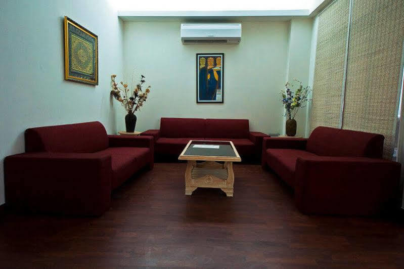 Colonel'S Retreat At The Airport Bed and Breakfast New Delhi Exteriör bild